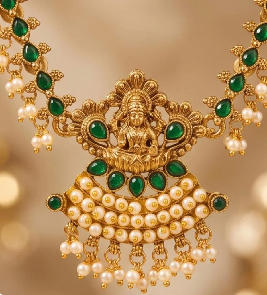 Green Kempstone With Pearl Drops Necklace alternate view