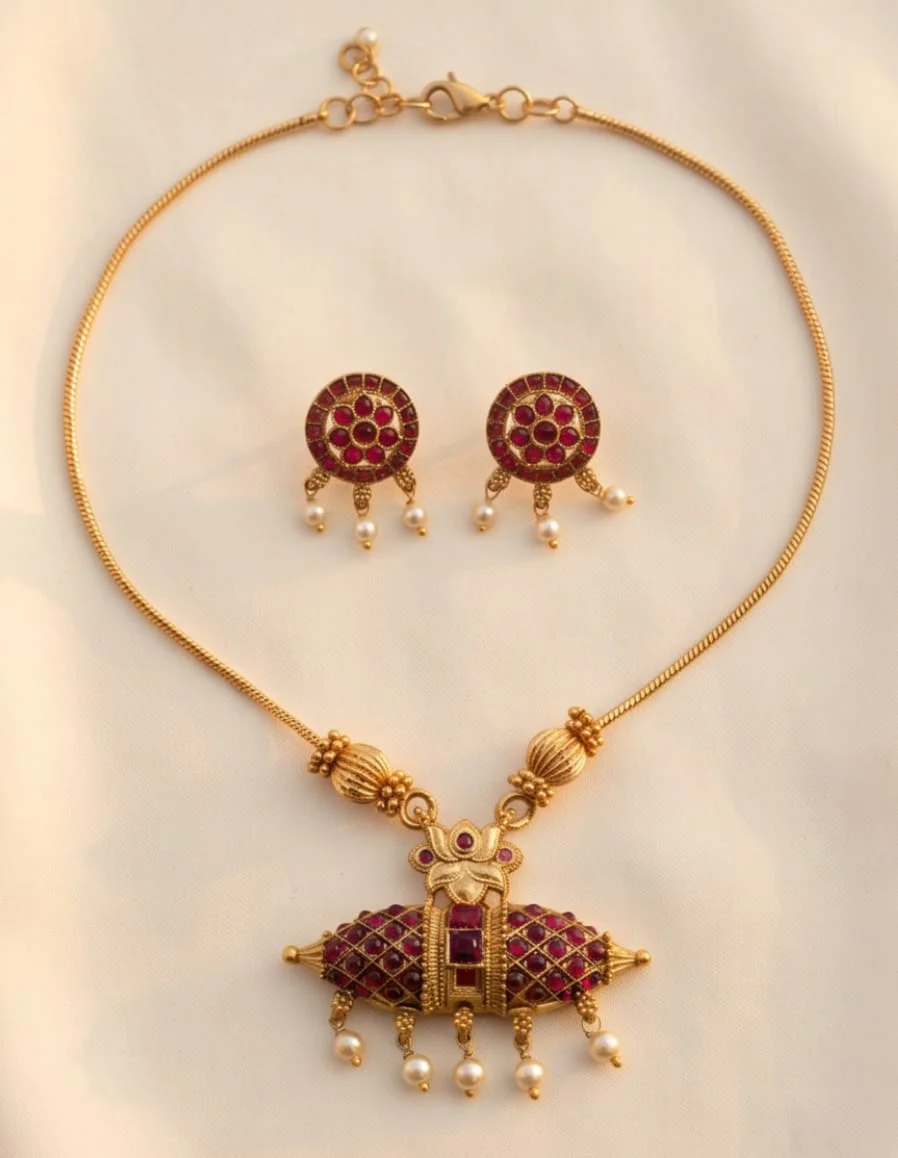 This Focal Piece Is A Distinctive Barrel Shaped Dholki Style Horizontal Pendant Set. view 3