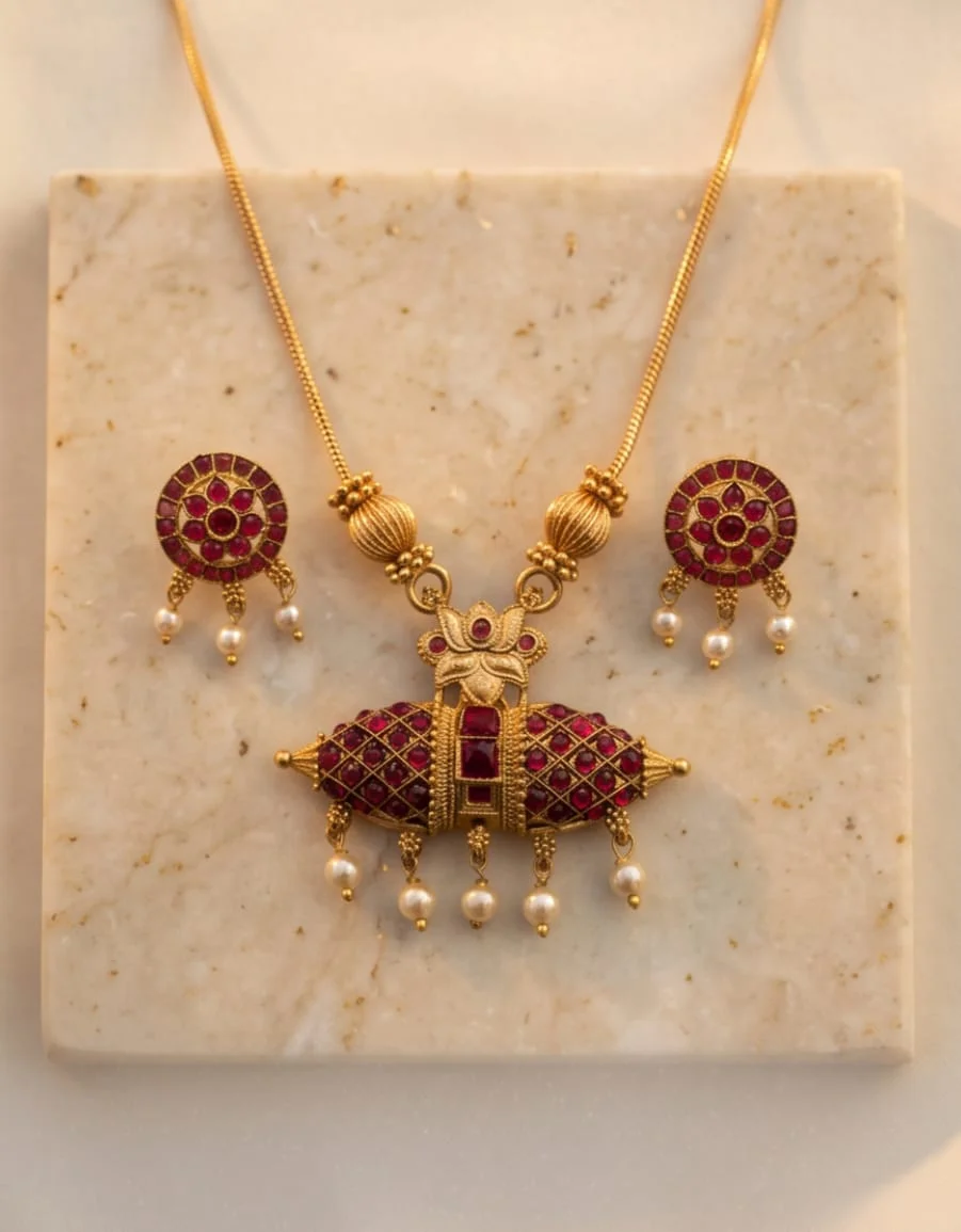 This Focal Piece Is A Distinctive Barrel Shaped Dholki Style Horizontal Pendant Set.