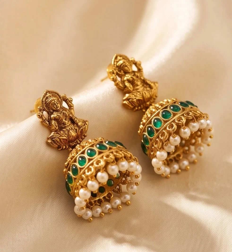 Green Kempstone With Pearl Drops Necklace Set alternate view