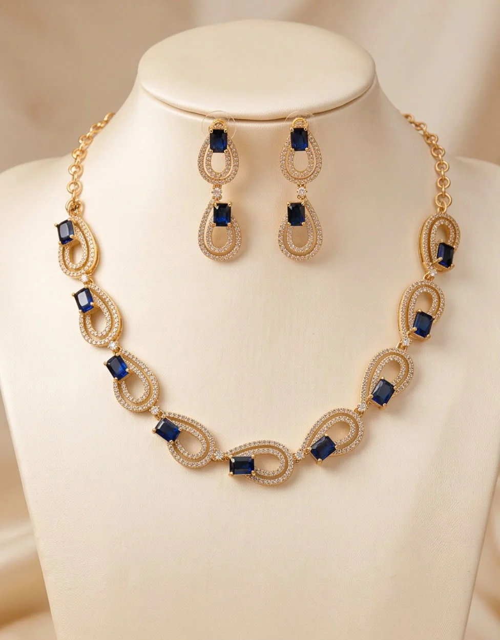 Necklace alternate view